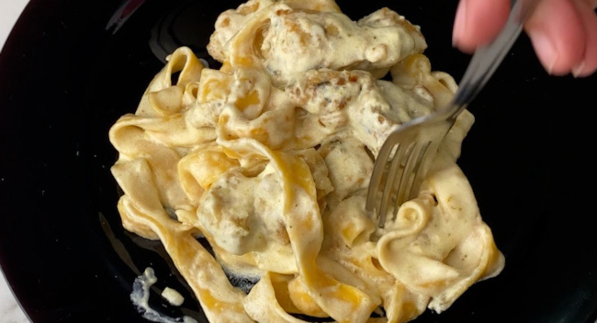 Frango Alfredo é barato e fácil de fazer em casa!