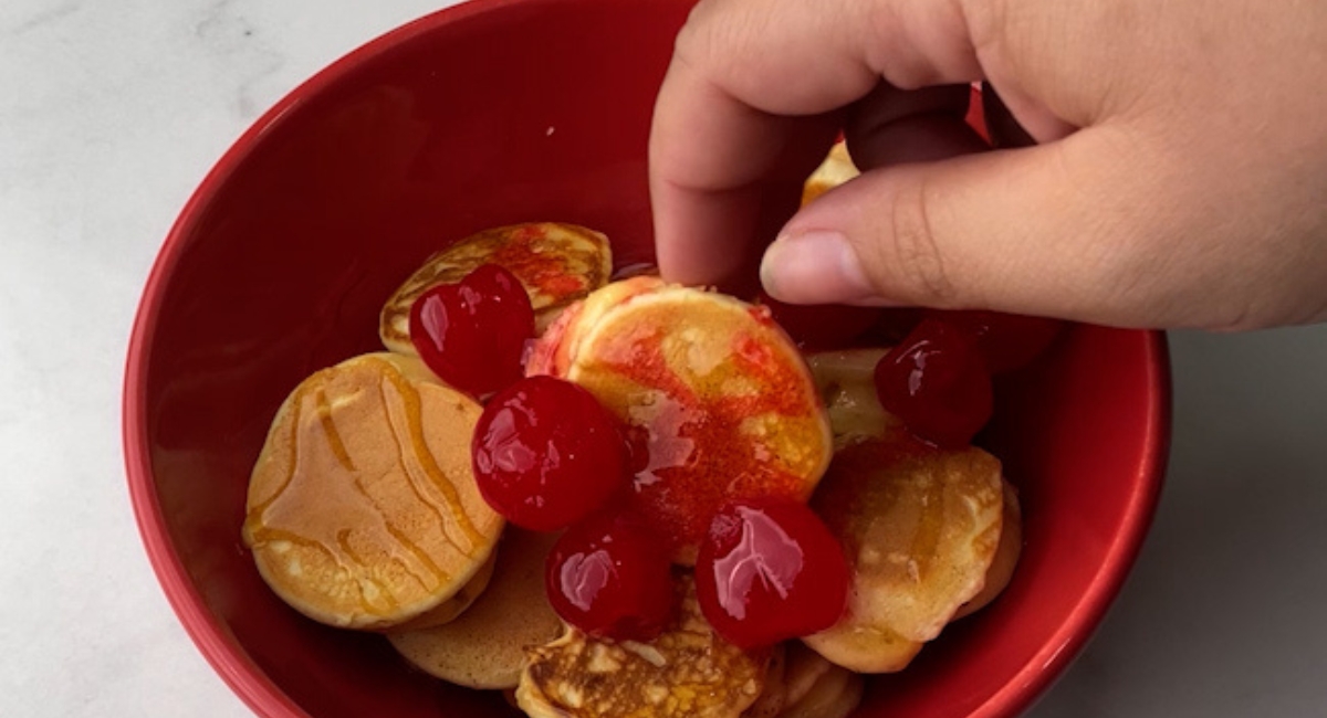 Estas são as mini panquecas de banana mais deliciosas que já comi.