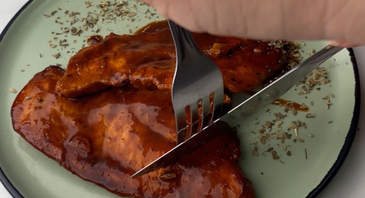 Você precisa fazer frango assim, ele desmancha na boca!