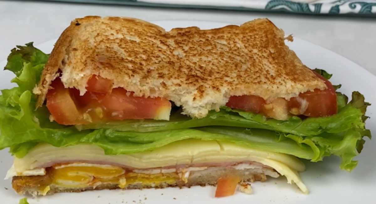 Cubra um ovo com pão e faça a melhor sanduíche do mundo