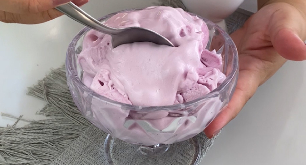 Regardez ce qu'elle a fait avec du soda dans le mixeur !