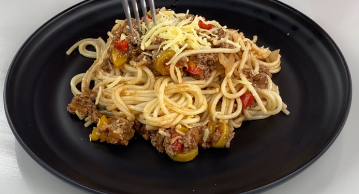 Esse prato de macarrão com carne é tão delicioso que todo mundo quer saber a receita!