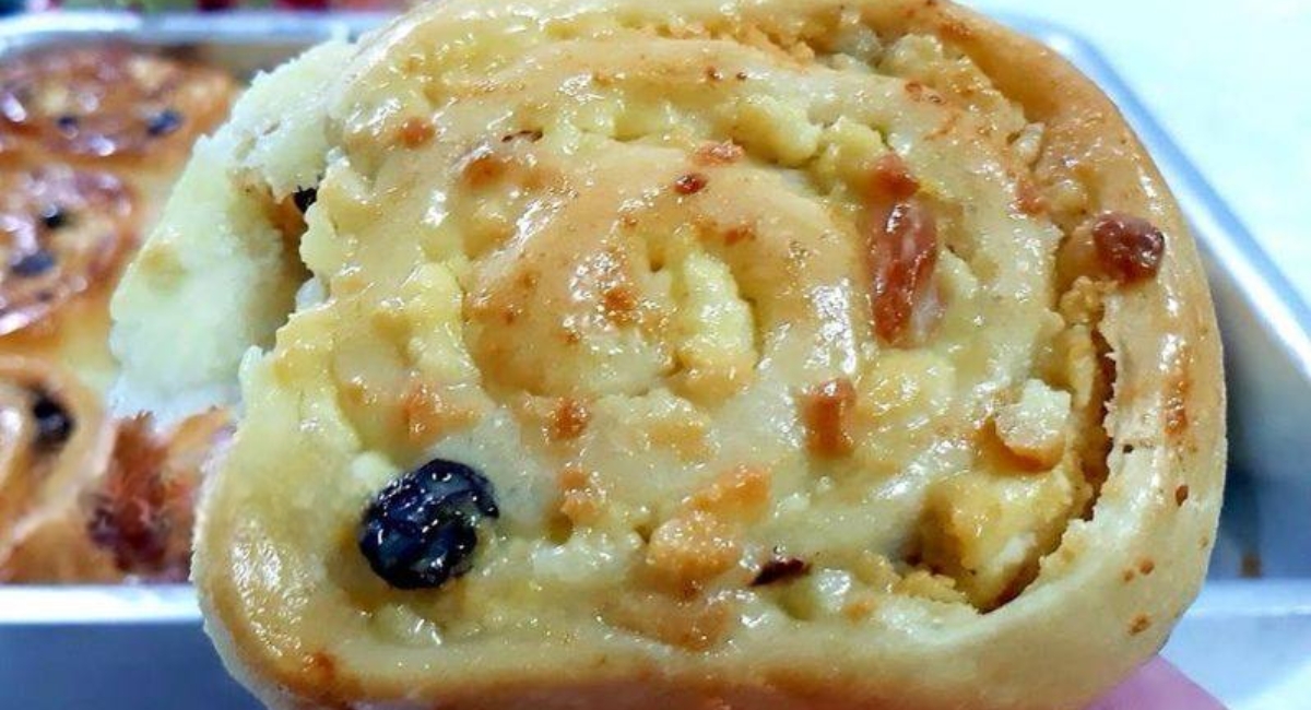 Fatias húngaras deliciosas com recheio e cobertura de coco para servir com chá ou café