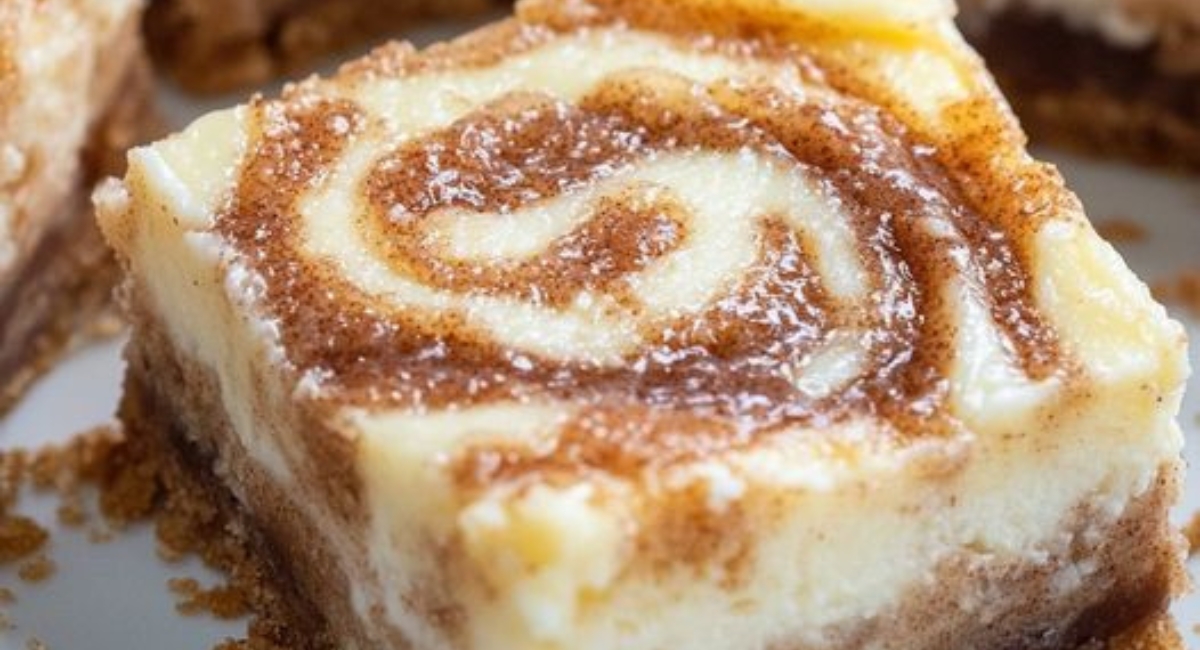 Blender Cinnamon Roll Cheesecake Bars