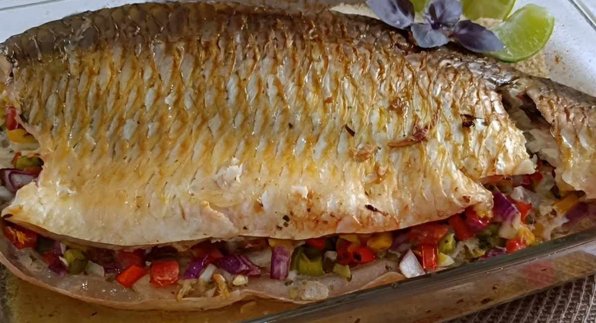 Peixe assado no forno com vinagrete leve delicioso e fácil de fazer