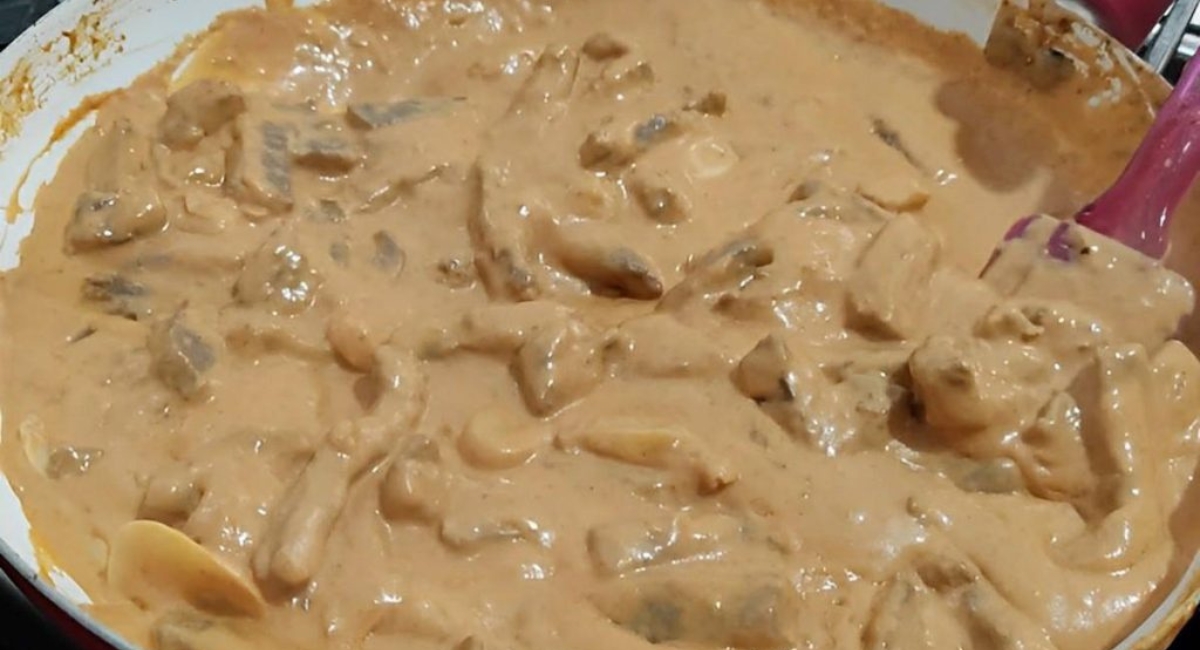 Estrogonofe de carne de restaurante uma delícia pra fazer na sua casa com ingredientes simples