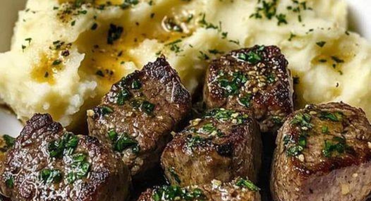 Pedaços de carne e manteiga e purê de alho