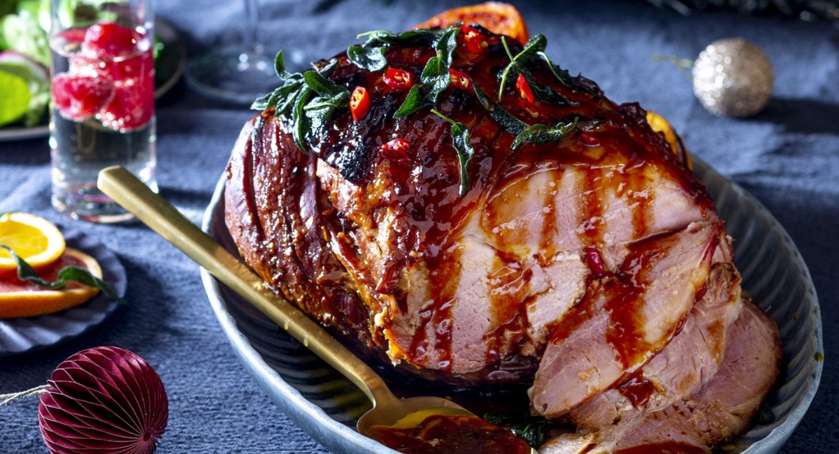 Jambon de Noël Rôti Glacé au Miel et Parfumé aux Épices