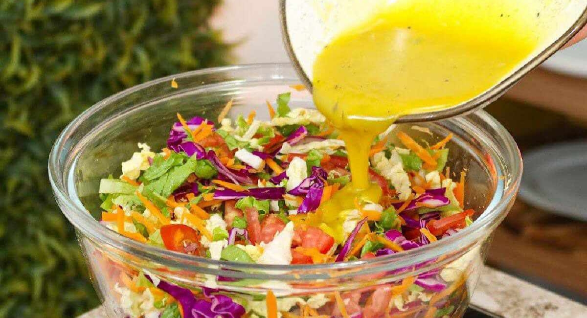 Salada com molho especial tão gostosa que você vai querer fazer todo dia