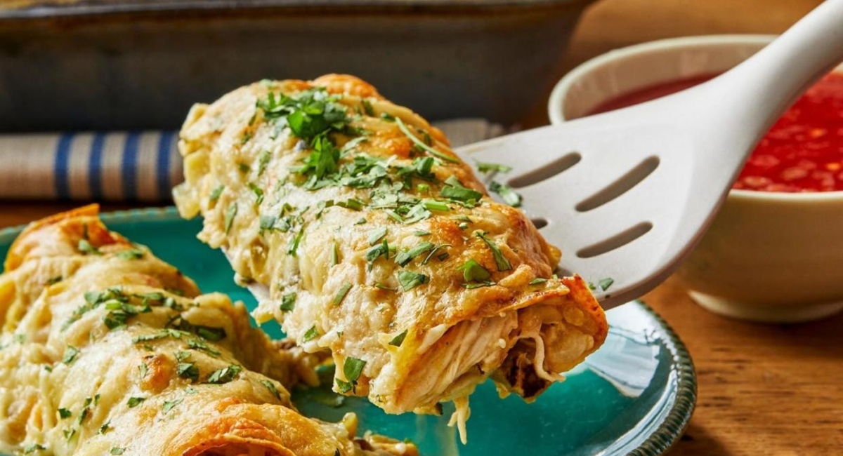 Rale as batatas e leve ao forno com o recheio de frango! Receita deliciosa e viciante