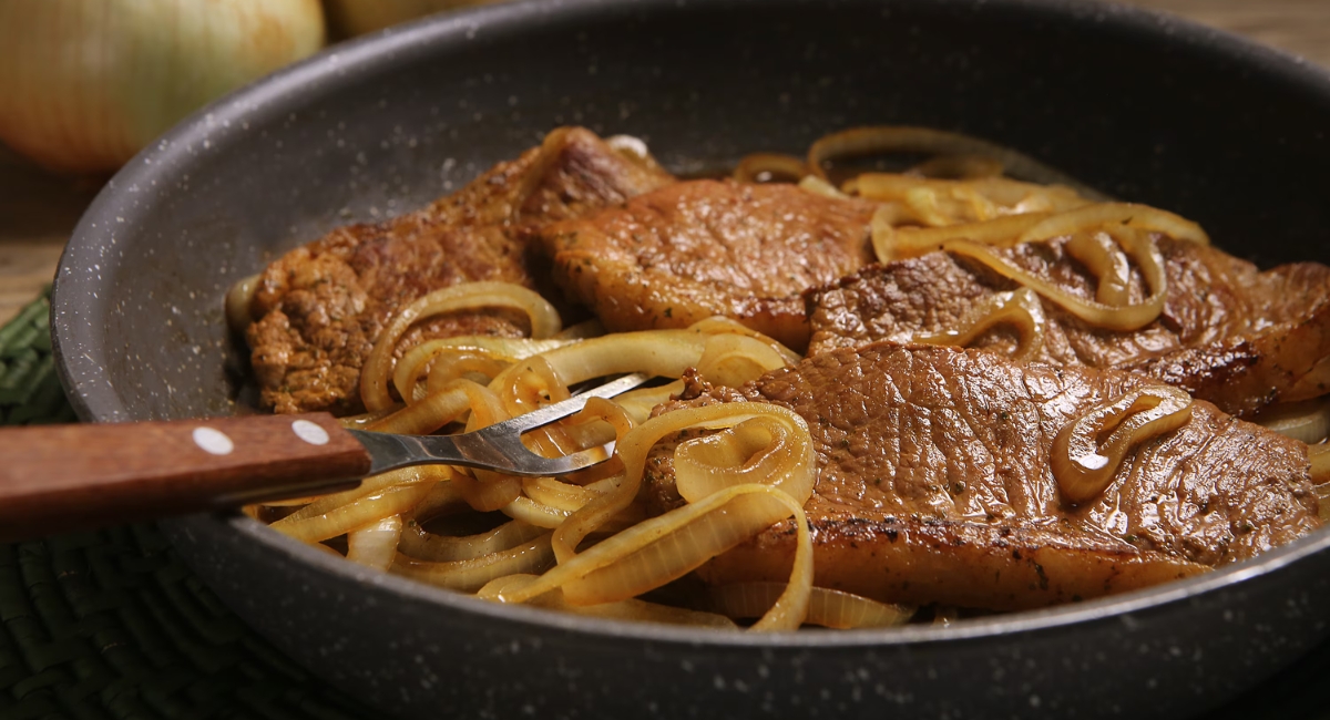 Como fazer bife acebolado macio e suculento para a hora do almoço