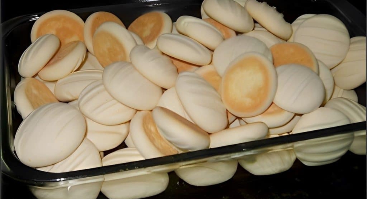 Bolachinha de leite condensado simples é só misturar os ingredientes modelar e assar