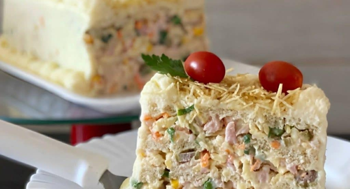 Torta fria de frios prática feita com pão de forma e outros ingredientes que você tem na geladeira