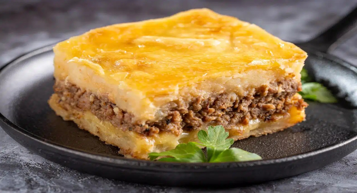 Torta salgada de carne moída com massa de creme de leite uma delicia.