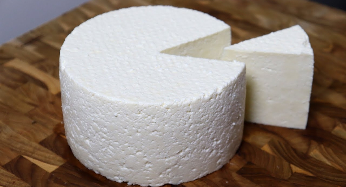 Se você tem 1 litro de leite, 1 iogurte e meio limão, pode preparar o melhor queijo caseiro. 