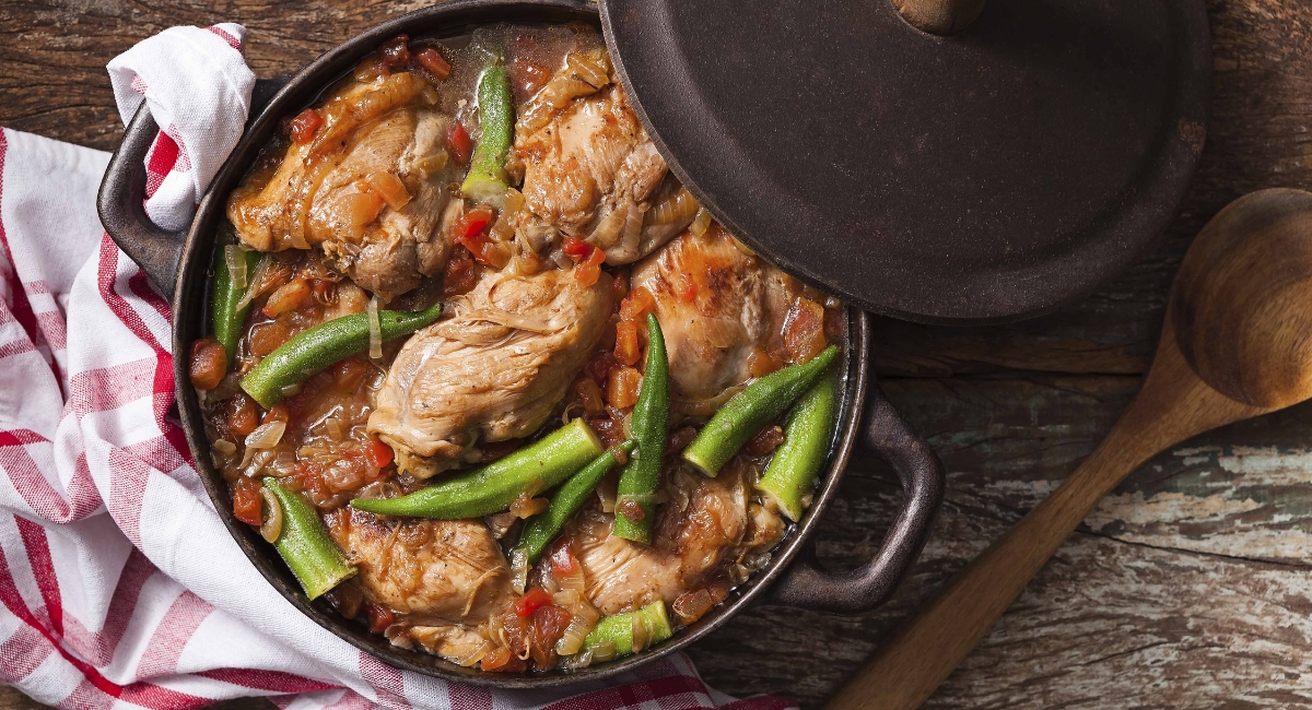 Minha mãe me ensinou o segredo de fazer frango com quiabo sem baba para o almoço