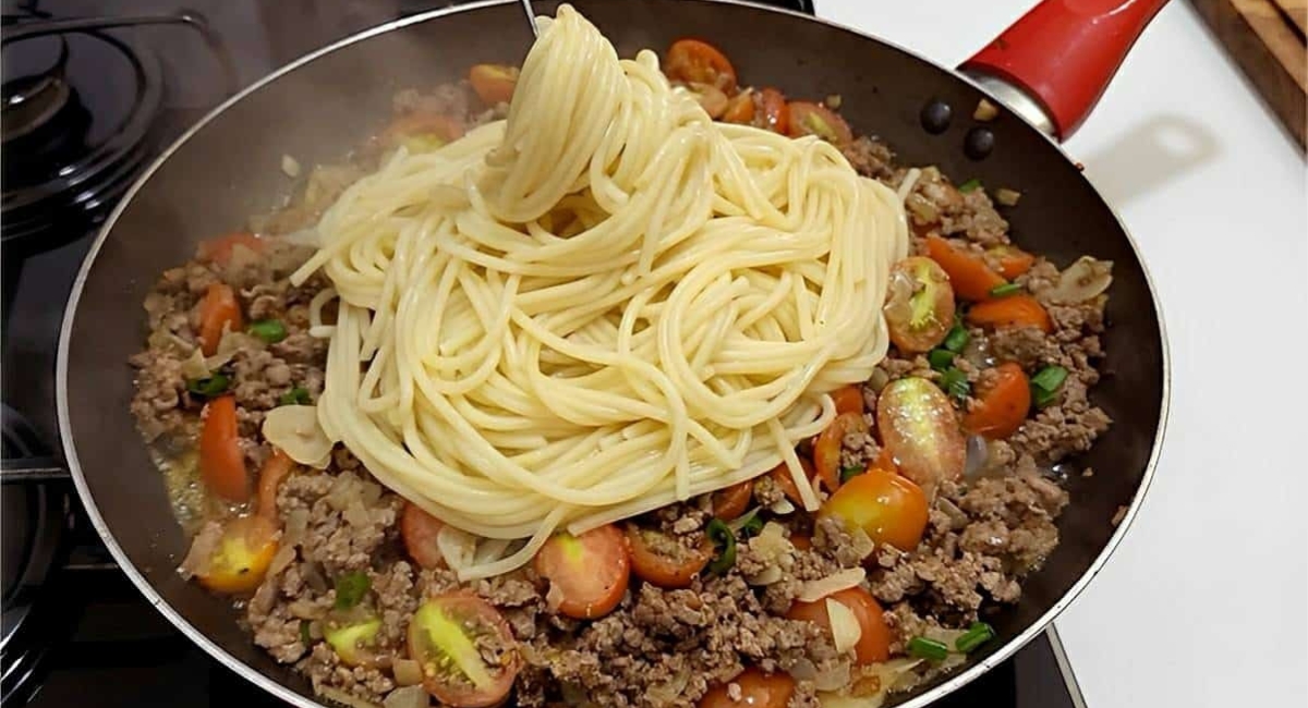 Macarrão na manteiga com carne moída muito saboroso e fácil de fazer