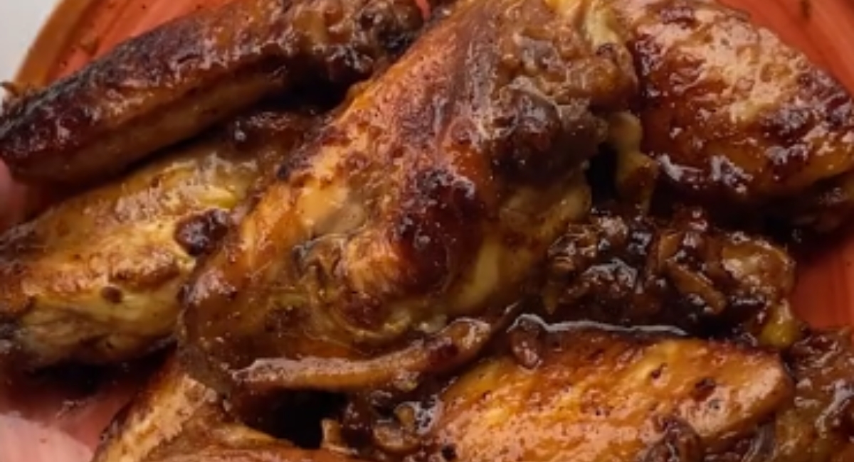 Je n'ai jamais essayé une recette d'ailes de poulet comme celle-ci auparavant, si délicieuse !
