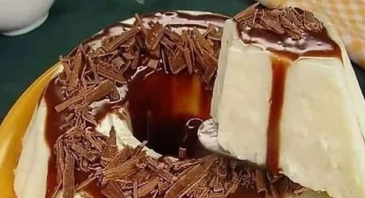 Manjar com calda de chocolate 