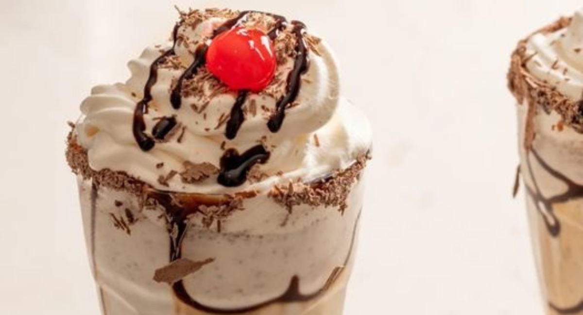Que tal adoçar a tarde com uma sobremesa pra lá de especial? Esse milk shake caseiro é a escolha certa!