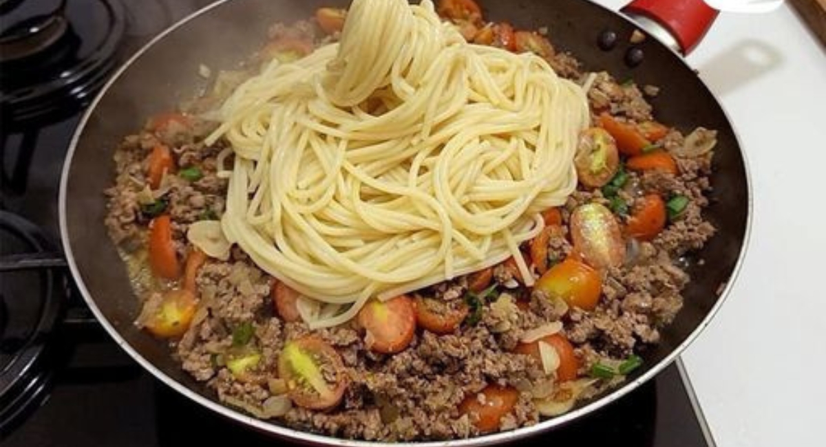 Como fazer o macarrão na manteiga com carne moída