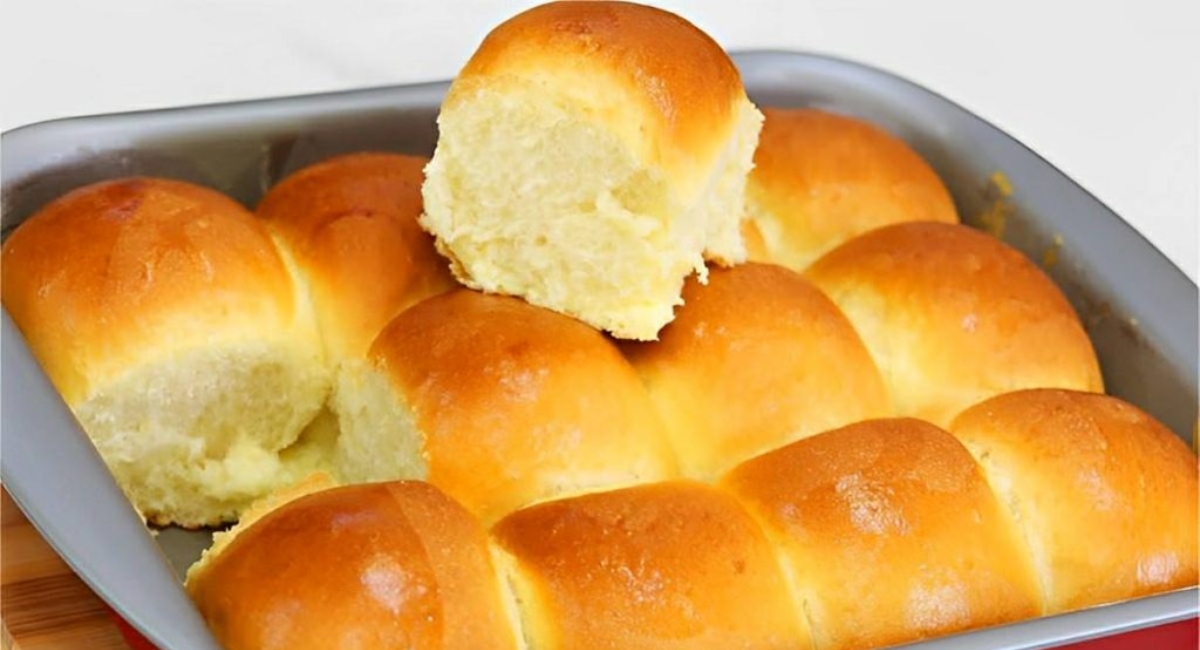Pão caseiro bem fofinho feito com ingredientes que você tem em casa perfeito para o lanche