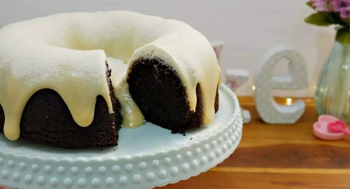 Bolo de chocolate com recheio de ninho