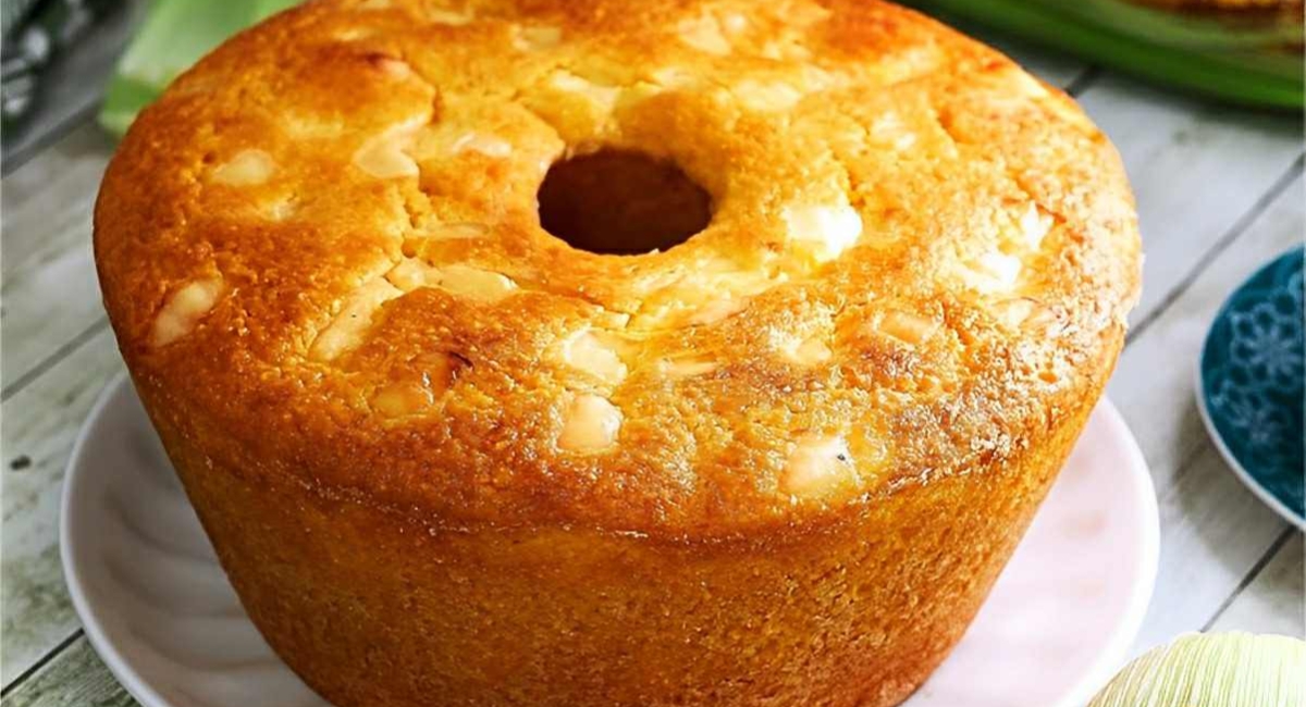 Bolo de milho verde da fazenda com queijo perfeito para servir no lanche ou café