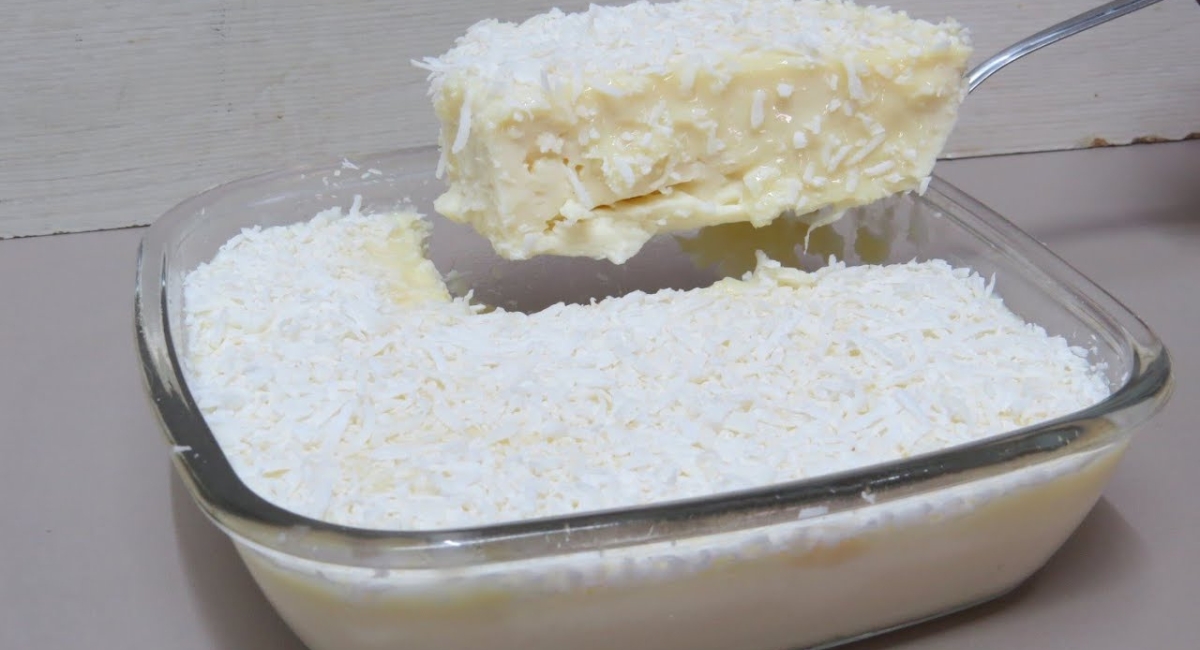 Sobremesa gelada de coco bem cremosinha e feita com poucos ingredientes