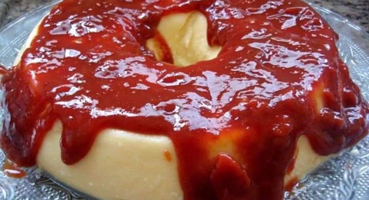 Pudim de queijo com calda de goiabada cascão 