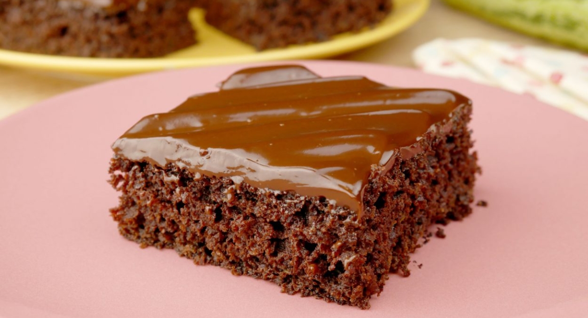 Bolo de chocolate com cobertura receita bem simples de preparar