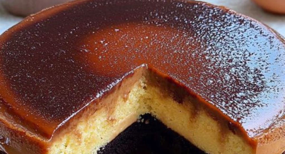 Pastel de budín de pan con chocolate y caramelo decadente