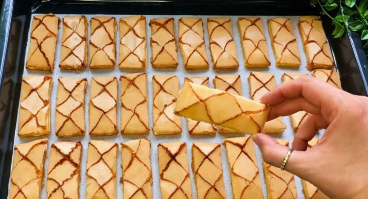 Pâte feuilletée au glaçage et à la confiture