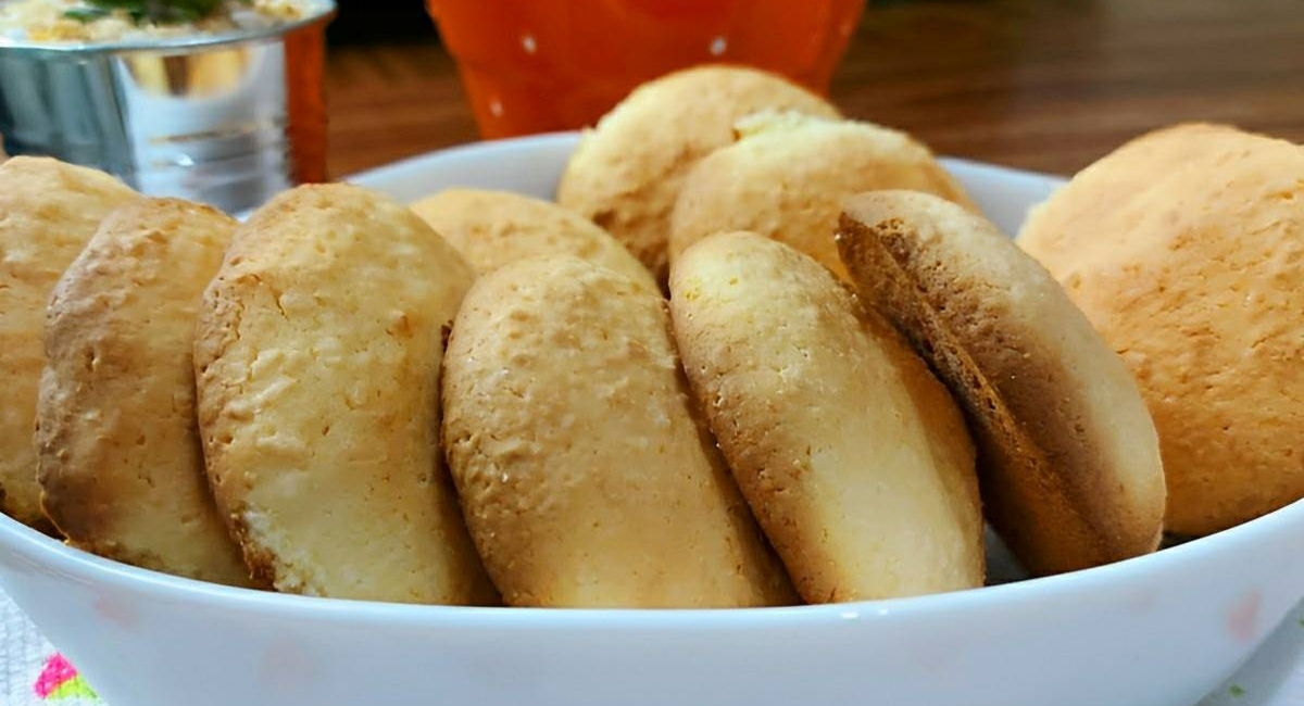 Bolachinha de coco que desmancha na boca feita com ingredientes simples que você tem em casa