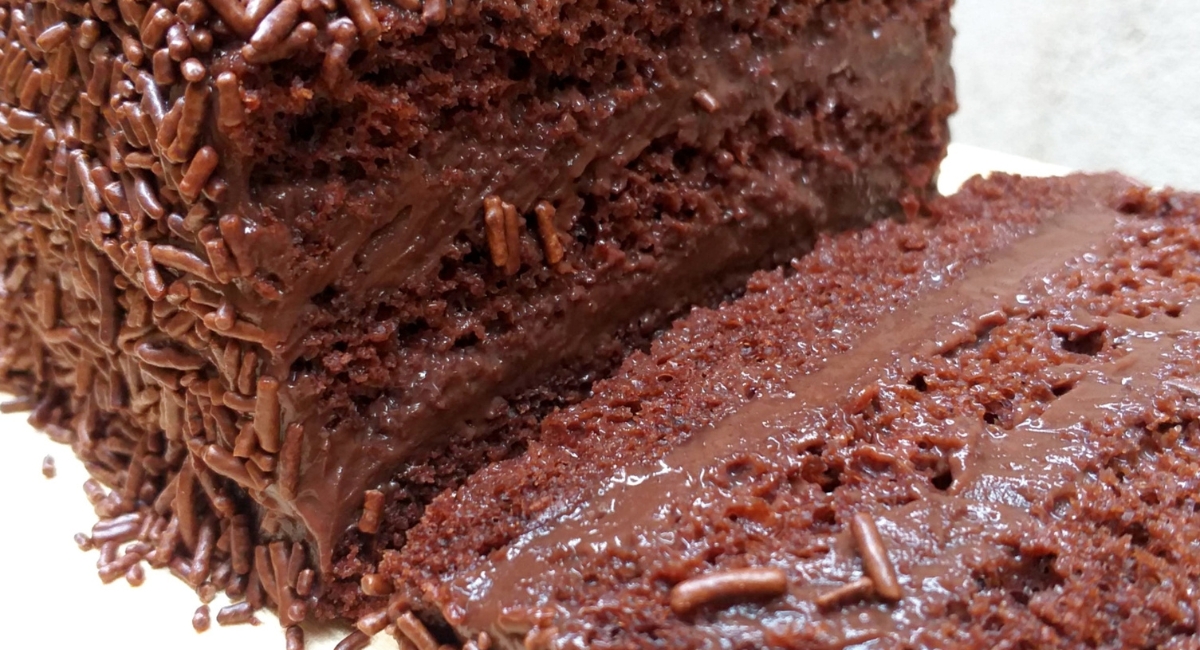 O melhor bolo de chocolate recheado e úmido do mundo