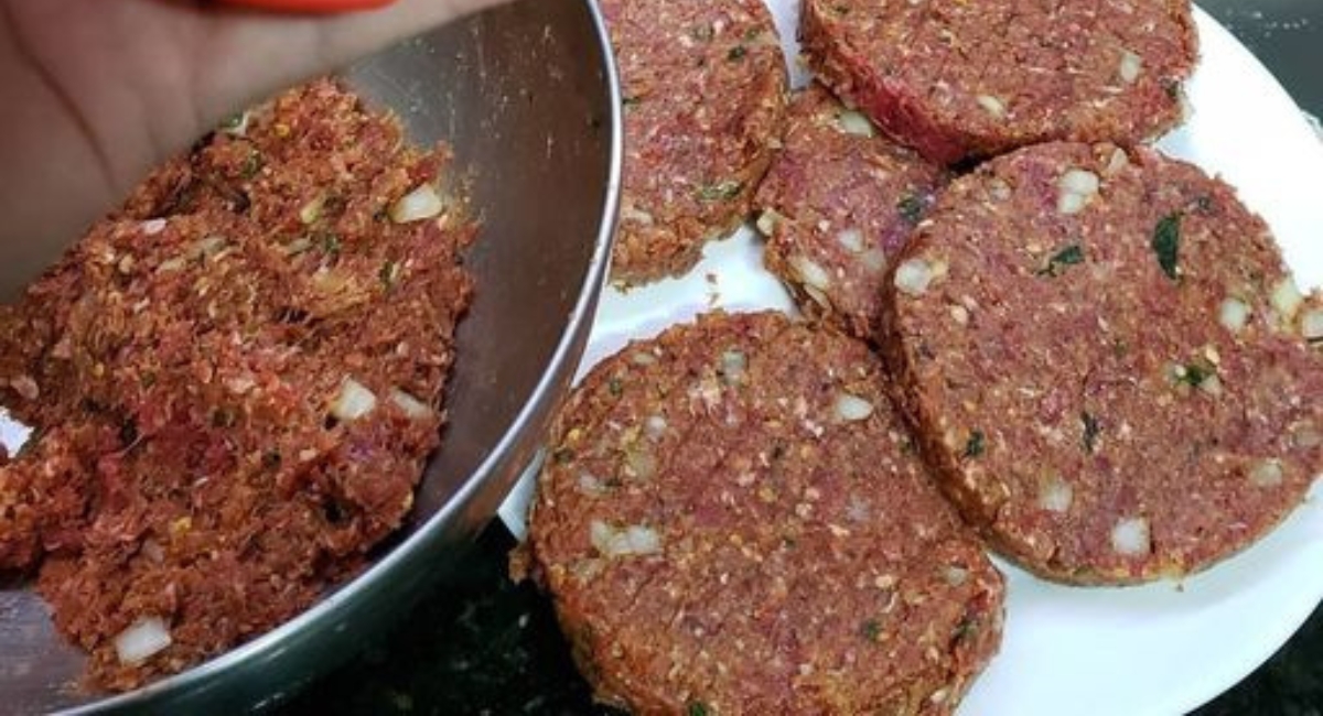 Hambúrguer caseiro suculento e saboroso feito com apenas 4 ingredientes