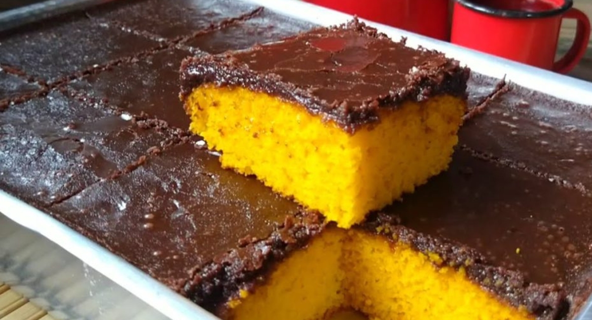 Bolo de cenoura simples com muita cobertura de chocolate