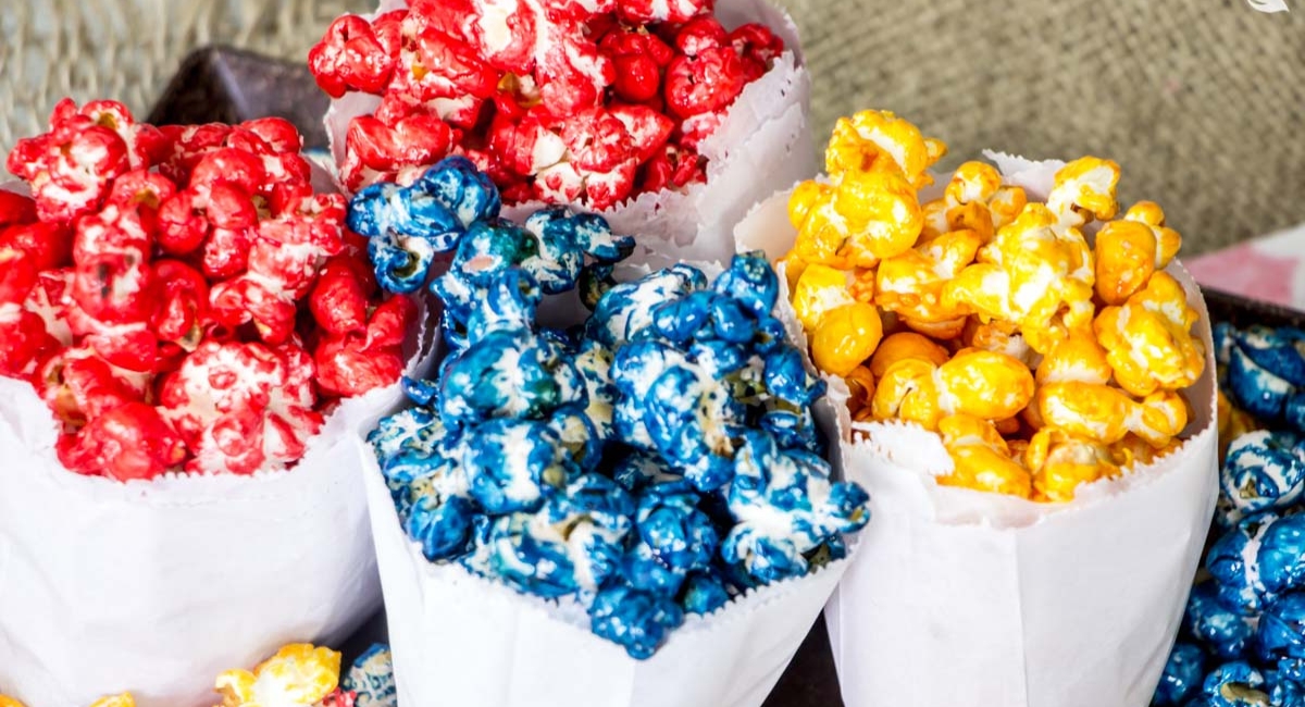 Pipoca doce colorida feita com suco em pó