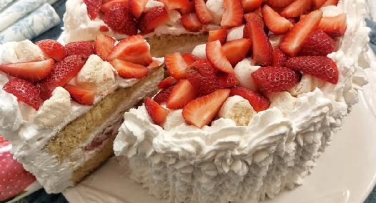 BOLO DE MORANGO COM SUSPIROS 