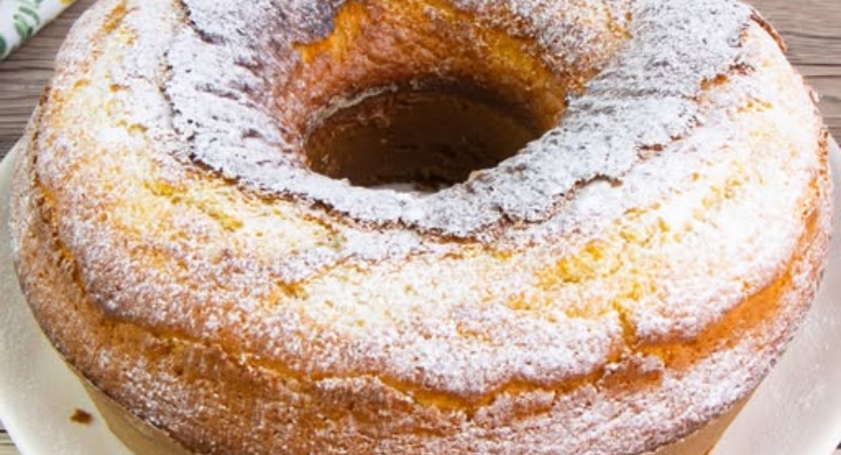 Gâteau Bundt classique : haut et moelleux, prêt avec seulement quelques ingrédients !