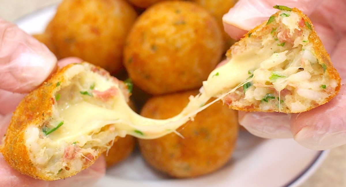 Bolinho de Arroz Recheado com Queijo 