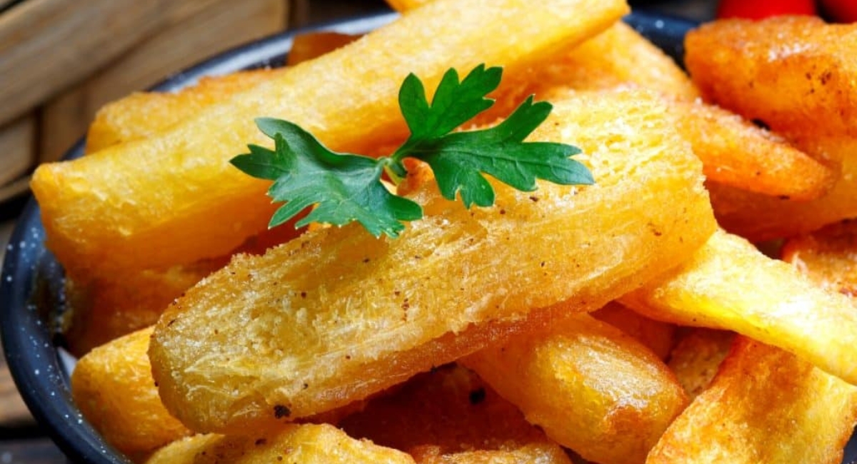 Mandioca assada crocante macia e muito mais saudável para seu almoço ou jantar