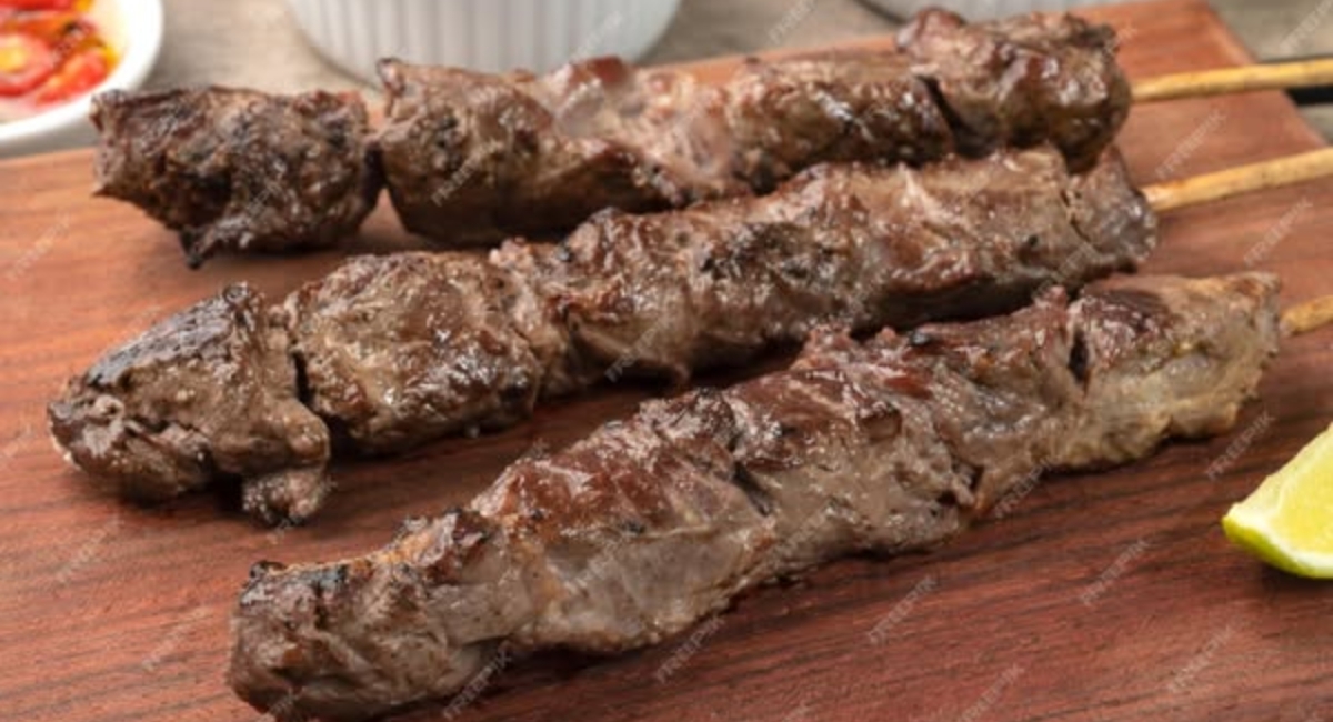 Espetinho de churrasco igual de porta de estádio perfeito para o seu churrasco de ano novo