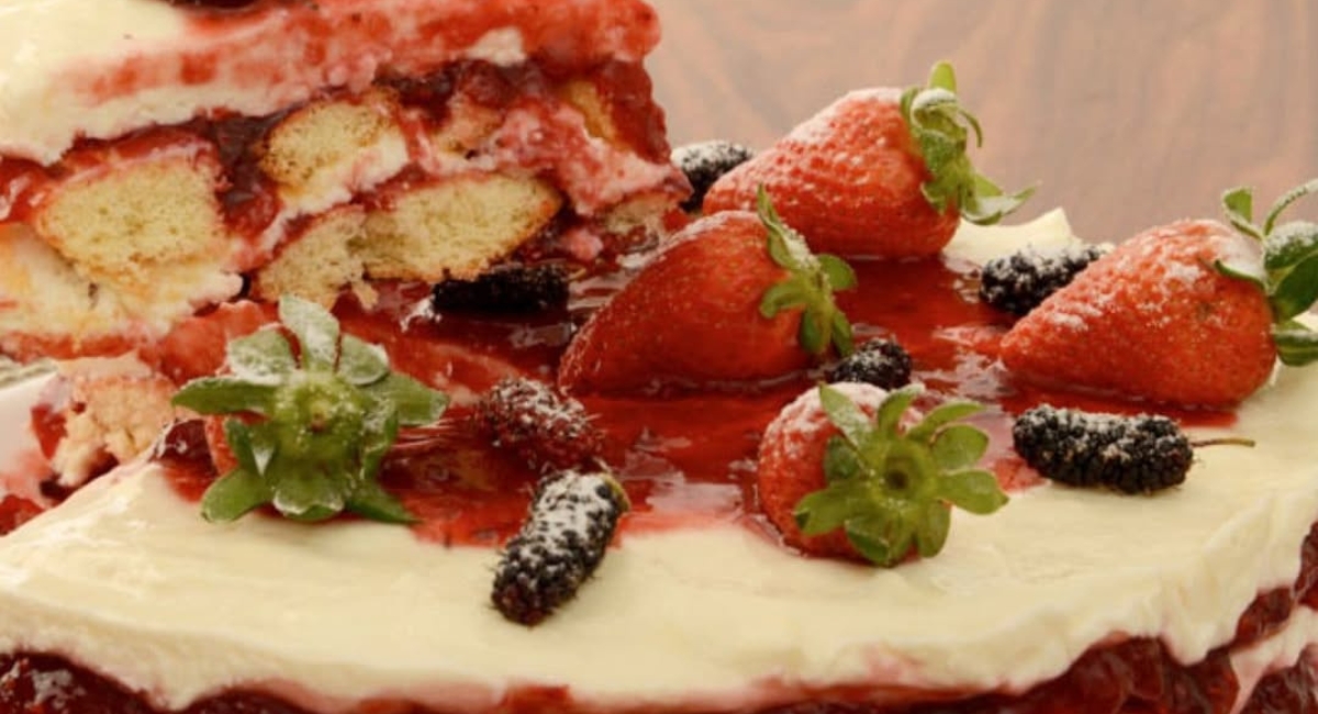 Torta pavê de frutas vermelhas