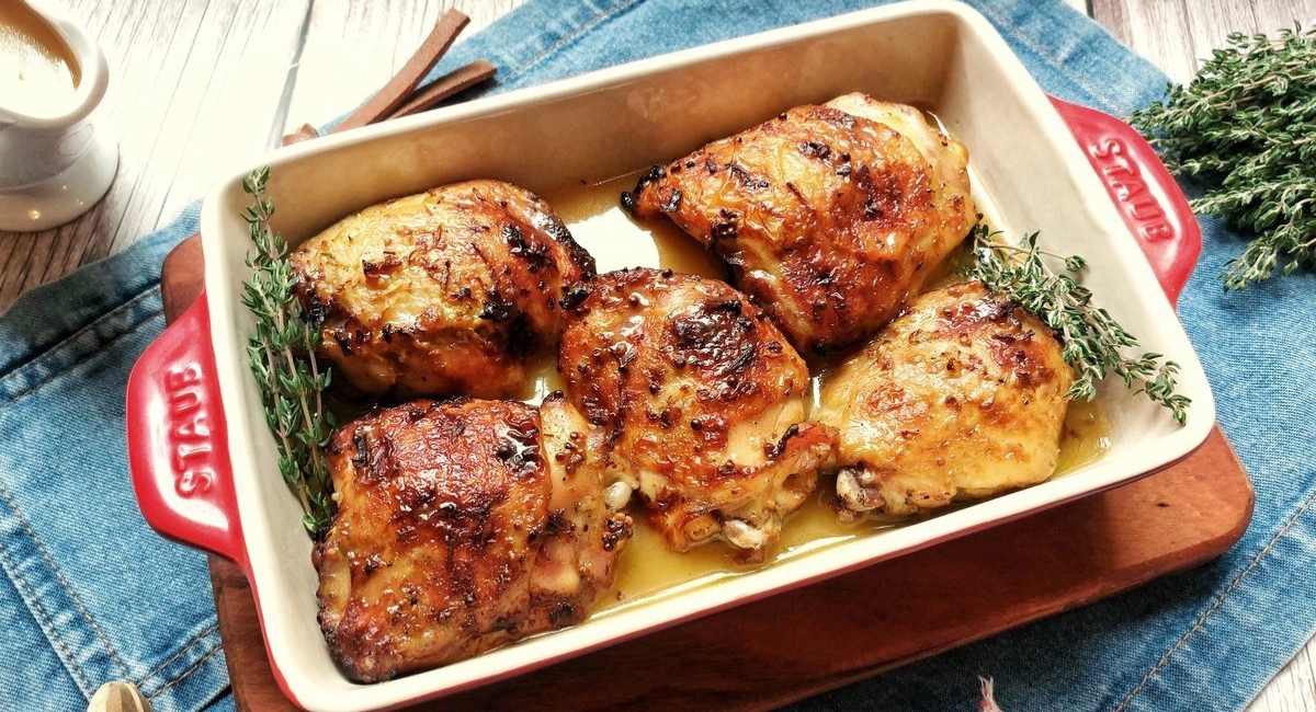Frango assado na maionese com creme de cebola receita simples e prática de preparar