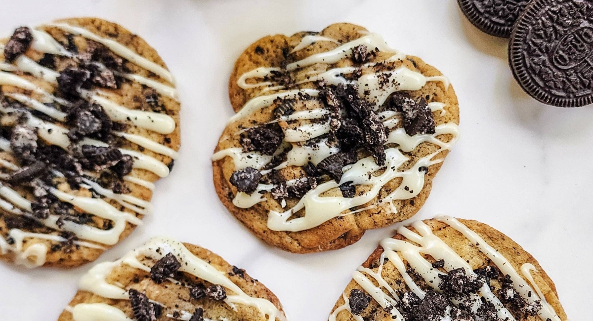 Oreo Cookies with Vanilla Drizzle