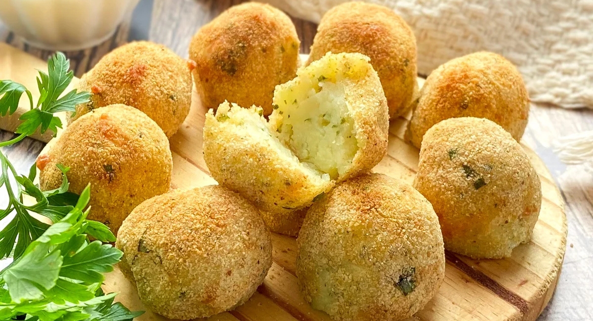 Bolinho de Batata Recheado com Queijo