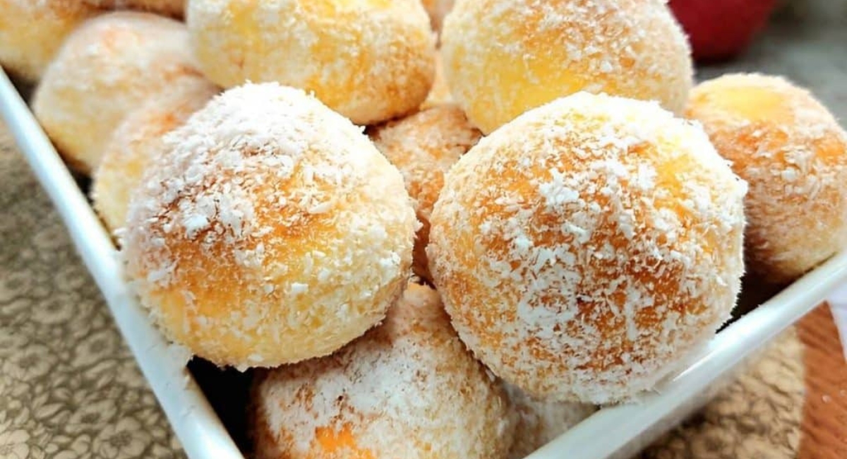 Bolinho de chuva assado coberto com coco delicioso e muito mais leve que o bolinho tradicional