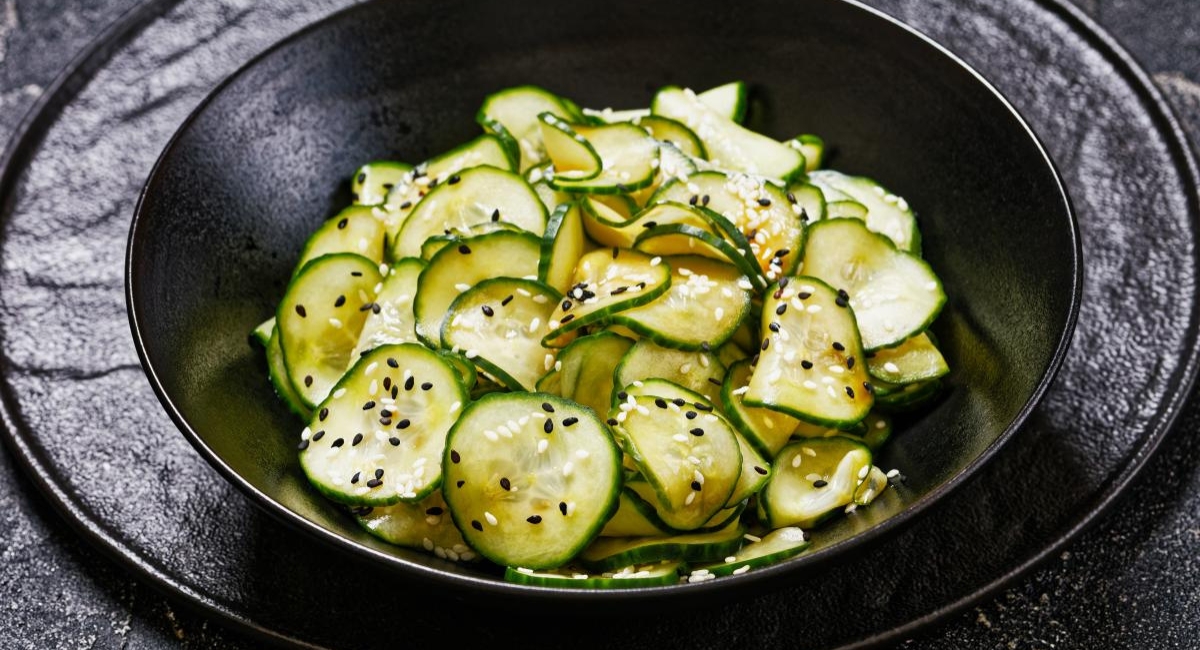 Pepino agridoce ou sunomono: a entrada que faz sucesso no restaurante japonês para você fazer em casa