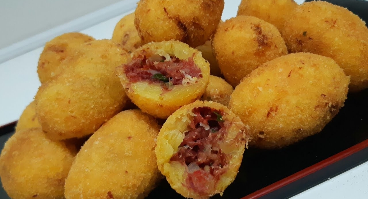 Bolinho de mandioca com carne seca